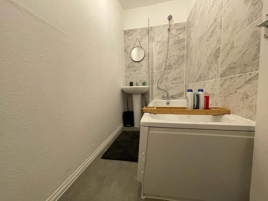 Comfortable 2 Bedroom On Tower Bridge London Exterior photo