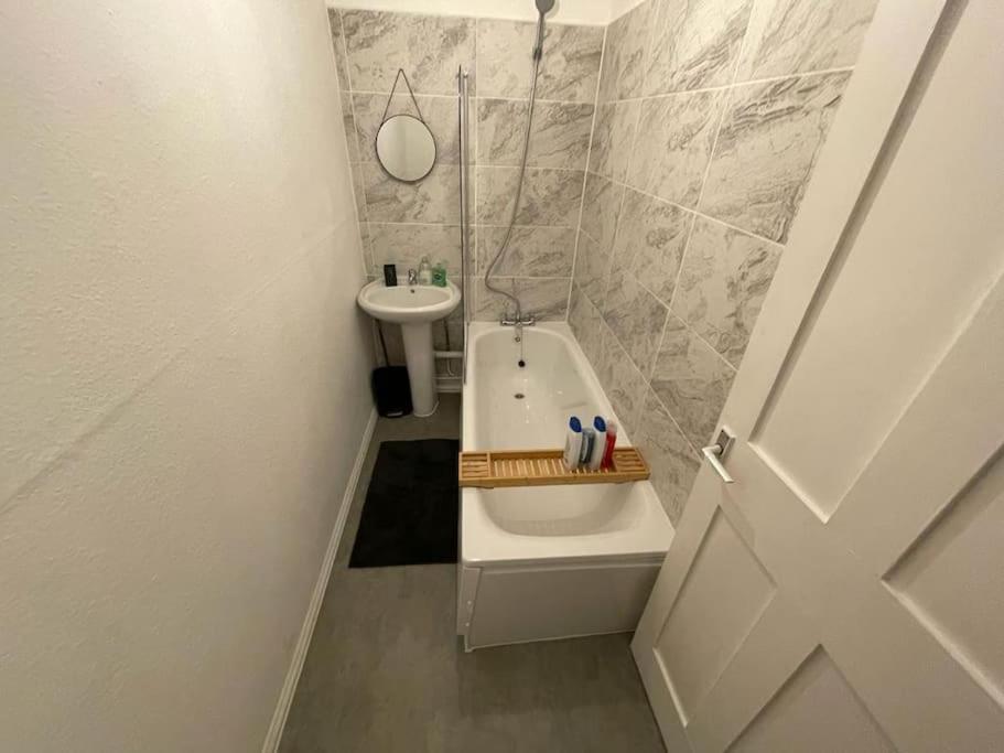 Comfortable 2 Bedroom On Tower Bridge London Exterior photo